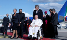 Le pape François arrive à l'aéroport de Marseille