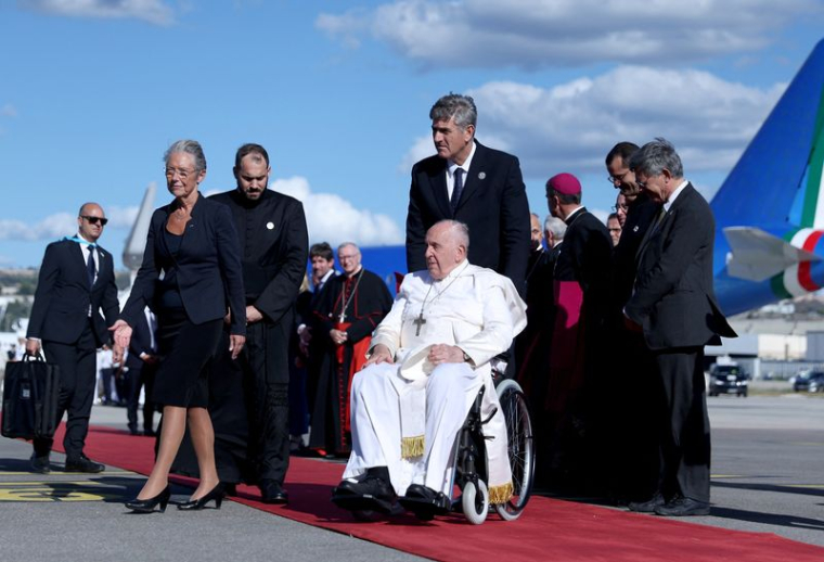 Le pape François arrive à l'aéroport de Marseille