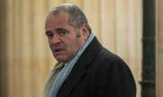 François Thierry, l'ancien chef de l'Office central pour la répression du trafic de stupéfiants (Ocrtis), au palais de justice de Bordeaux le 2 mars 2026 pour l'ouverture de son procès ( AFP / Philippe LOPEZ )