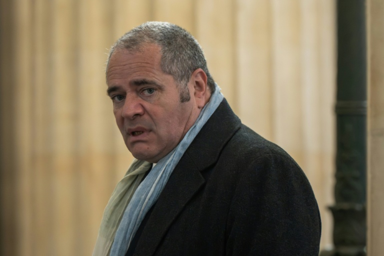 François Thierry, l'ancien chef de l'Office central pour la répression du trafic de stupéfiants (Ocrtis), au palais de justice de Bordeaux le 2 mars 2026 pour l'ouverture de son procès ( AFP / Philippe LOPEZ )