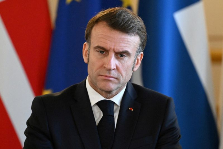Le président français Emmanuel Macron se prépare pour une réunion plénière lors d'un sommet tenu à Lancaster House, dans le centre de Londres