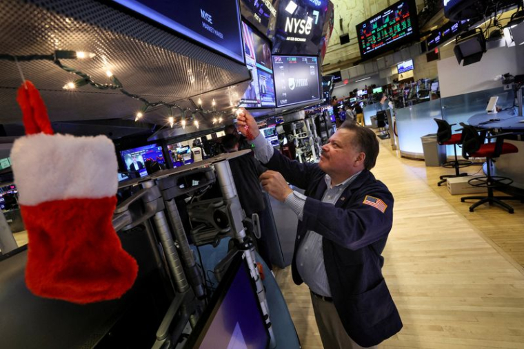Des traders travaillent sur le parquet du NYSE à New York