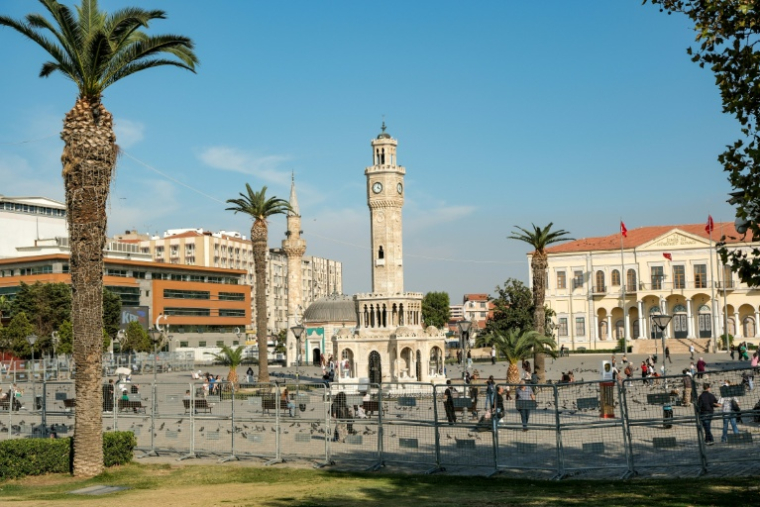 Barrières de police mises en place pour bloquer l'accès à la place Konak, en raison de manifestations potentielles suite à l'adhésion du maire d'Izmir au Parti de la justice et du développement (AKP), à Izmir, le 7 octobre 2026 ( AFP / Murat Kocabas )