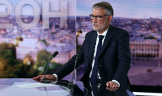 Olivier Faure, premier secrétaire du Parti socialiste (PS), patiente avant une interview lors du journal télévisé de TF1, où il doit annoncer sa candidature à la primaire de la gauche, à Boulogne-Billancourt, près de Paris, le 30 août 2024 ( AFP / Thomas SAMSON )