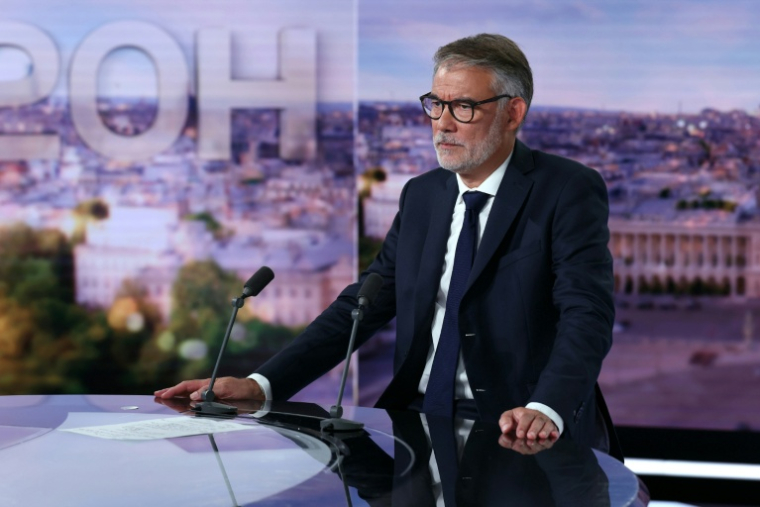Olivier Faure, premier secrétaire du Parti socialiste (PS), patiente avant une interview lors du journal télévisé de TF1, où il doit annoncer sa candidature à la primaire de la gauche, à Boulogne-Billancourt, près de Paris, le 30 août 2024 ( AFP / Thomas SAMSON )