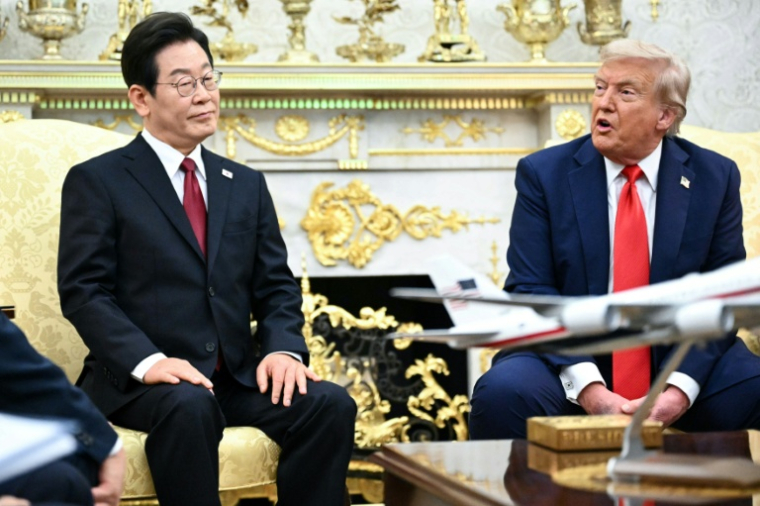 Le président américain Donald Trump avec son homologue sud-coréen Lee Jae Myung dans le Bureau ovale de la Maison-Blanche, à Washington, le 25 août 2025 ( AFP / Mandel NGAN )
