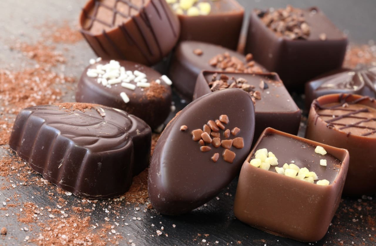 (Quels chocolats de Noël allez-vous offrir ou déguster à petits prix cette année ? - Crédit photo : Adobe Stock)