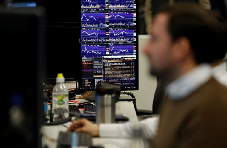 Des traders travaillent chez CMC Markets, dans la City de Londres