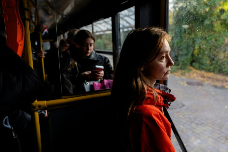 Anastassiia Jmoutska dans un bus pour rentrer chez elle malgré les embouteillages, le 13 octobre 2026 à Kiev, en Ukraine ( AFP / Tetiana DZHAFAROVA )