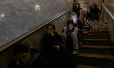 Des personnes se réfugient dans une station de métro lors d'une alerte aérienne à Kiev, le 2 juin 2026 ( AFP / Tetiana DZHAFAROVA )