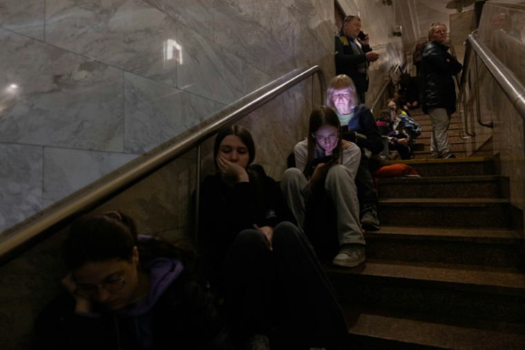Des personnes se réfugient dans une station de métro lors d'une alerte aérienne à Kiev, le 2 juin 2026 ( AFP / Tetiana DZHAFAROVA )