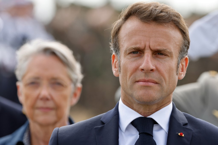 Emmanuel Macron et Élisabeth Borne,, lors de l'hommage aux 177 fusiliers marins du "Commando Kieffer", à Colleville-Montgomery en Normandie, le 6 juin 2023, pour le 79e anniversaire du Débarquement. ( POOL / LUDOVIC MARIN )