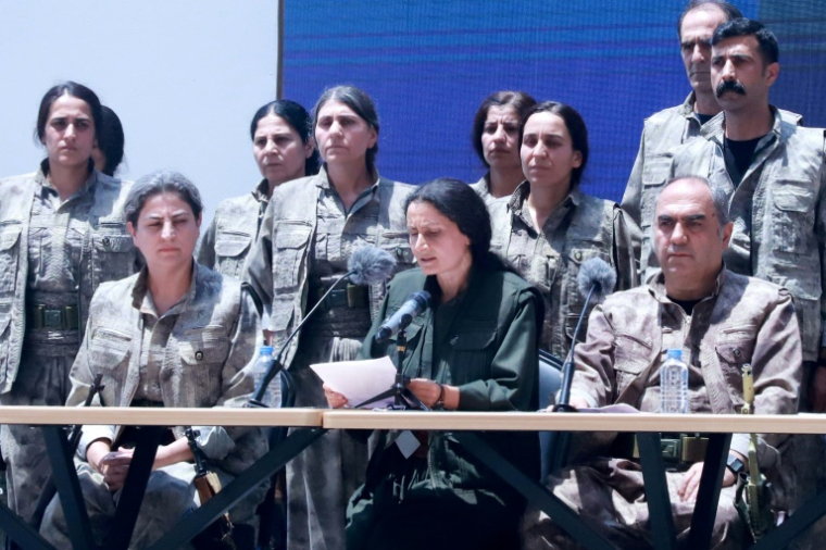 Bese Hozat, une responsable du Parti des Travailleurs du Kurdistan (PKK), lit un communiqué lors d’une cérémonie à Souleimaniyeh, au cours de laquelle des combattants ont brûlé leurs armes, le 11 juillet 2025 dans la région autonome du Kurdistan irakien ( AFP / Shwan MOHAMMED )