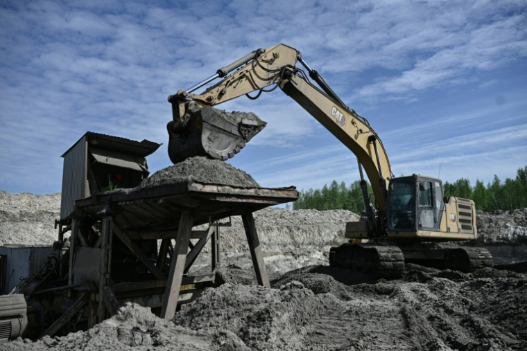 Des ouvriers extraient de l'ambre dans une mine à ciel ouvert de la région de Rivné, dans le nord-ouest de l'Ukraine, le 19 mai 2026 ( AFP / Genya SAVILOV )