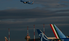 L'avion papal qui emmène Léon XIV à  Ankara décolle de l'aéroport Fiumicino de Rome le 27 novembre 2025 ( AFP / Filippo MONTEFORTE )