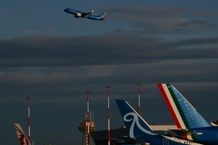 L'avion papal qui emmène Léon XIV à  Ankara décolle de l'aéroport Fiumicino de Rome le 27 novembre 2025 ( AFP / Filippo MONTEFORTE )