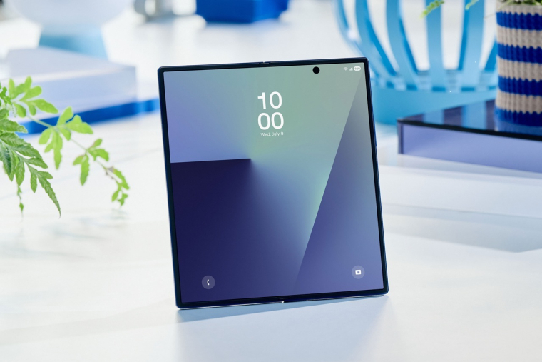(Adoptez le dernier Galaxy Z Fold7 pour une expérience mobile amplifiée et une utilisation intuitive, grâce à sa finesse et sa robustesse inédites - Visuel du produit en version bleu nuit)
