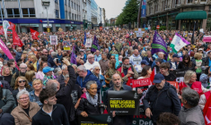 Des manifestants rassemblés à Belfast, pour protester contre le racisme et les émeutes anti-immigrés, le 13 juin 2026 en Irlande du Nord  ( AFP / Paul Faith )