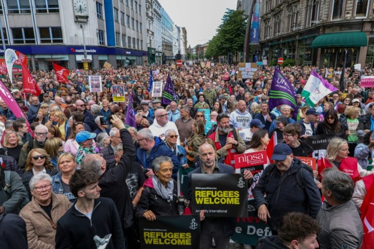 Des manifestants rassemblés à Belfast, pour protester contre le racisme et les émeutes anti-immigrés, le 13 juin 2026 en Irlande du Nord  ( AFP / Paul Faith )