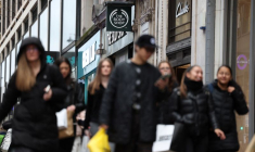 Des clients passent devant un magasin The Body Shop dans Oxford Street, à Londres