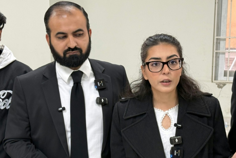 La défenseuse des droits humains pakistanaise Imaan Mazari (D) et son mari également avocat Hadi Ali Chattha (G) à Islamabad le 5 décembre 2025 ( AFP / Aamir QURESHI )