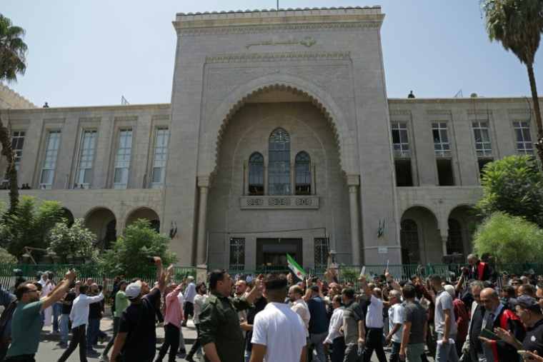 Des Syriens célèbrent la condamnation à mort par un tribunal de Damas le 11 août 2026 du président déchu Bachar al-Assad et d'autres ex-responsables de l'ancien pouvoir ( AFP / Bakr ALkasem )