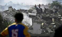Recherche de survivants ensevelis dans les décombres d'un immeuble détruit par le séisme au Venezuela, le 25 juin 2026 à Caraballeda, à 40 km au nord-est de Caracas ( AFP / Federico PARRA )