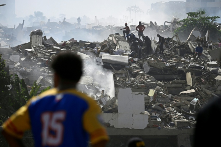 Recherche de survivants ensevelis dans les décombres d'un immeuble détruit par le séisme au Venezuela, le 25 juin 2026 à Caraballeda, à 40 km au nord-est de Caracas ( AFP / Federico PARRA )