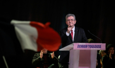 Jean-Luc Mélenchon, leader de LFI,lors d'un meeting de soutien à François Piquemal, député FLI - NFP et candidat de la liste Demain Toulouse aux élections municipales, le 22 janvier 2026 à Toulouse ( AFP / Ed JONES )
