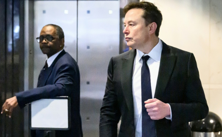 Elon Musk arrive au tribunal fédéral d'Oakland, en Californie, le 30 avril 2026 ( AFP / JOSH EDELSON )