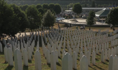 Bosnie-Herzégovine: des personnes arrivent au mémorial de Srebrenica