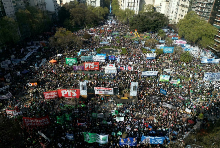 Aerial view of people attending a rally outside the National Congress against Argentina's President Javier Milei's vetoes in Buenos Aires on September 17, 2025. Thousands gather outside Argentine Congress to reject Milei's vetoes of laws seeking to remedy the financial straits of public universities and the country's largest pediatric hospital, which have been hit by the ultra-liberal leader's chainsaw. ( AFP / Luis ROBAYO )