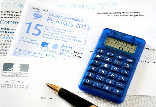 Mis en situation d'évaluer le montant d'impôt à payer, les Français ont livré des réponses surprenantes. (Crédit : Shutterstock)
