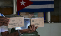 Un carnet de rationnement dans une épicerie à prix subventionnée, appelée "bodega", à La Havane, le 5 octobre 2026 à Cuba ( AFP / YAMIL LAGE )