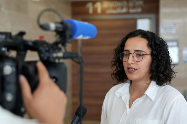 Hadeel Abou Salih, avocate de la militante israélienne Zohar Regev, fait une déclaration alors que sa cliente comparaît  devant le tribunal d'Ashkelon, dans le sud d'Israël, le 21 mai 2026 ( AFP / Jack GUEZ )
