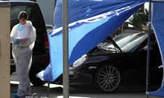 Des policiers et des experts légistes le 16 octobre 2012 devant une station-service d'Ajaccio, en Corse, après que l'avocat Antoine Sollacaro a été abattu dans sa voiture ( AFP / Pascal POCHARD-CASABIANCA )