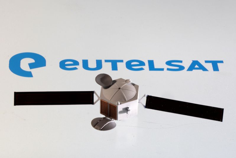 Illustration d'un modèle de satellite et du logo d'Eutelsat