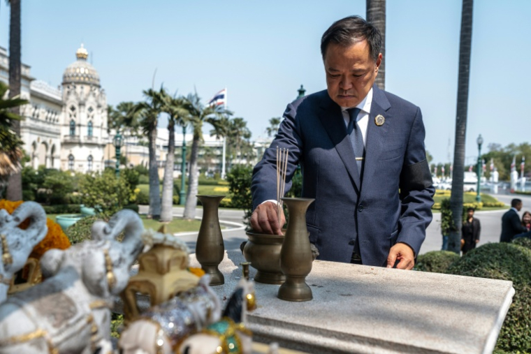 Le Premier ministre thaïlandais Anutin Charnvirakul prie au sanctuaire de la Maison du gouvernement, le 9 février 2026 à Bangkok ( AFP / chanakarn laosarakham )