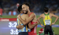 Azeddine Habz célèbre sa victoire en finale du 1500m hommes à Rome