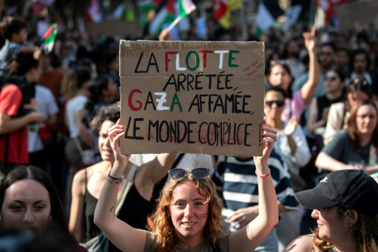 Manifestation de soutien aux militants à bord d'un bateau intercepté par les forces israéliennes en route pour livrer de l'aide à Gaza, à Toulouse, le 9 juin 2025 ( AFP / Matthieu RONDEL )