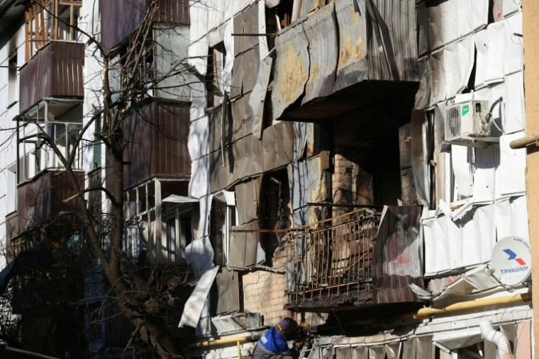 Un homme répare une conduite de gaz dans une zone résidentielle visée par attaque nocturne de drones dans la ville russe de  Belgorod, près de la frontière avec l'Ukraine, le 25 octobre 2026  ( AFP / STRINGER )