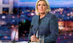 PHOTO DE FICHIER : La présidente du groupe parlementaire d'extrême droite du Rassemblement national (RN), Marine Le Pen, pose avant une interview dans le journal télévisé du soir de la chaîne de télévision française TF1, à Boulogne-Billancourt