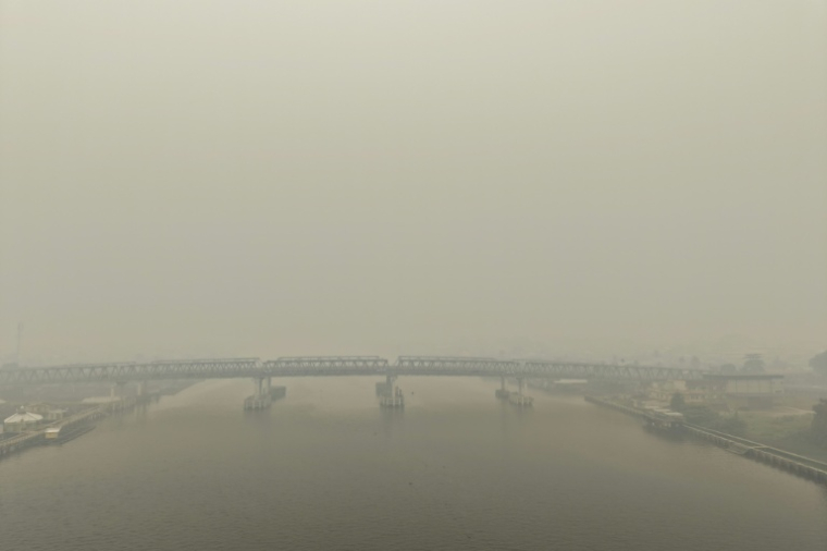 La fumée des incendies de forêt au-dessus de la ville de Pontianka, dans le Kalimantan occidental, le 6 septembre 2026 en Indonésie ( AFP / BAY ISMOYO )