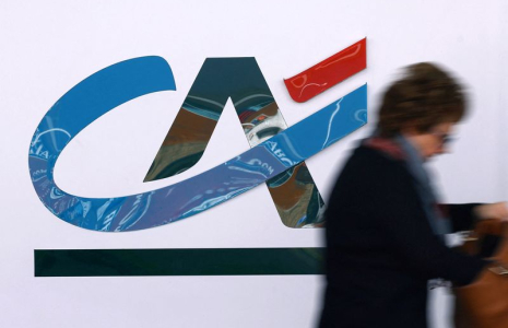 Logo du Crédit Agricole devant une agence bancaire à Réze