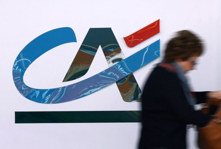 Logo du Crédit Agricole devant une agence bancaire à Réze