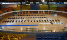 Les cercueils des migrants morts deux jours plus tôt après le naufrage de leur embarcation au large de la Calabre, dans le sud de l'Italie, à Steccato di Cutro, Italie, le 28 février 2023 ( AFP / Alessandro SERRANO )