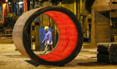 Un ouvrier marche dans la fonderie du site de la forge Areva Creusot au Creusot.