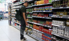 Un client lit l'emballage d'un article dans un supermarché à Londres.