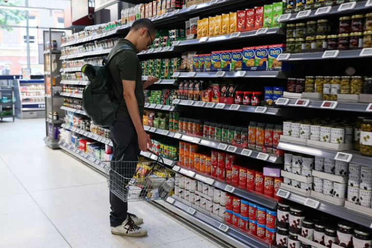 Un client lit l'emballage d'un article dans un supermarché à Londres.
