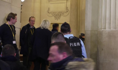 Marine Le Pen sort du tribunal lors d'une suspension de séance